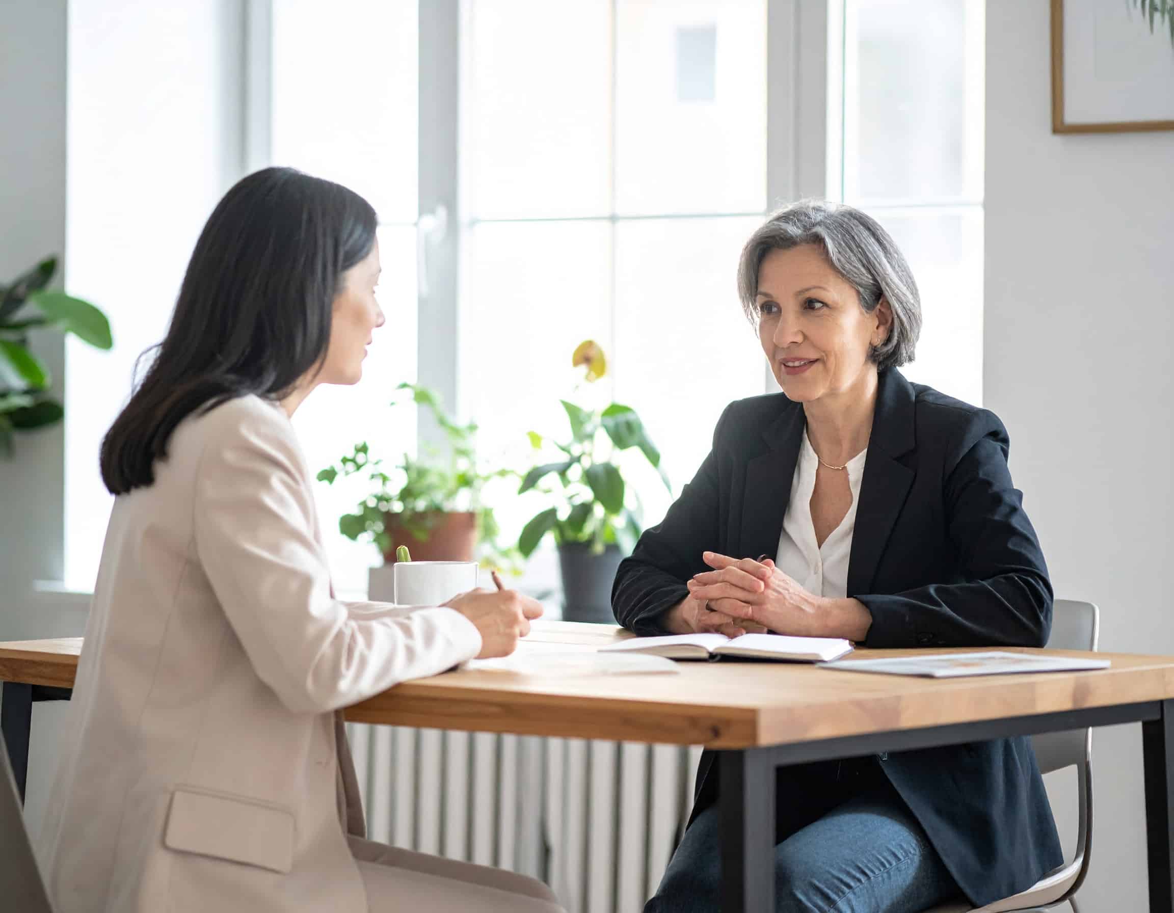 Consultante en bilan de compétences échangeant de manière bienveillante avec une cliente